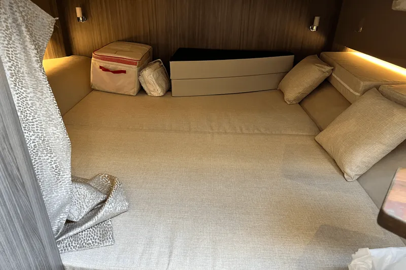 Slide: The Image of Sea Ray 400 SLX 2024 - 61