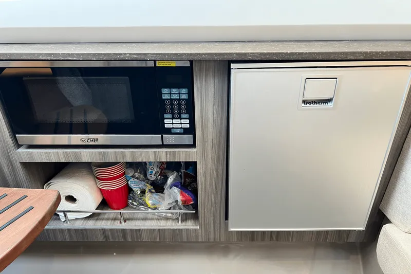 Slide: The Image of Sea Ray 400 SLX 2024 - 62