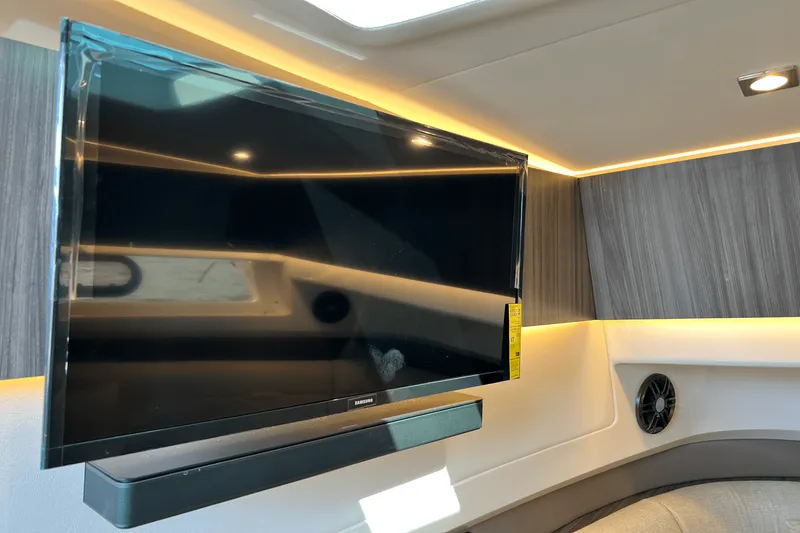 Slide: The Image of Sea Ray 400 SLX 2024 - 63