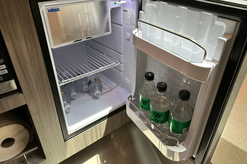 Slide: The Image of Sea Ray 400 SLX 2024 - 68