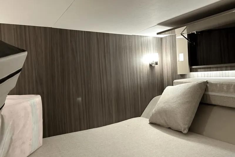 Slide: The Image of Sea Ray 400 SLX 2024 - 69