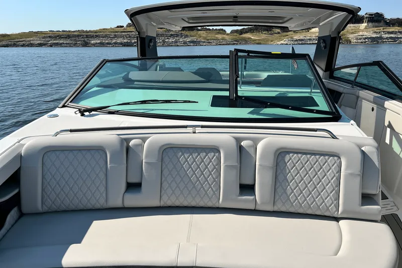 Slide: The Image of Sea Ray 400 SLX 2024 - 49