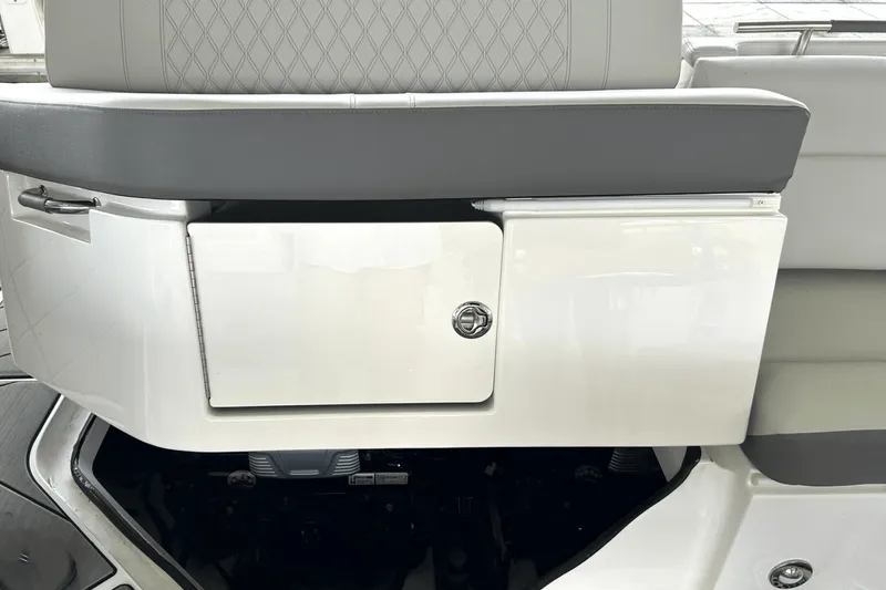 Slide: The Image of Sea Ray 400 SLX 2024 - 71