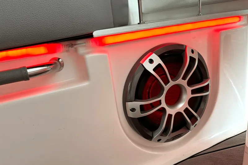 Slide: The Image of Sea Ray 400 SLX 2024 - 78