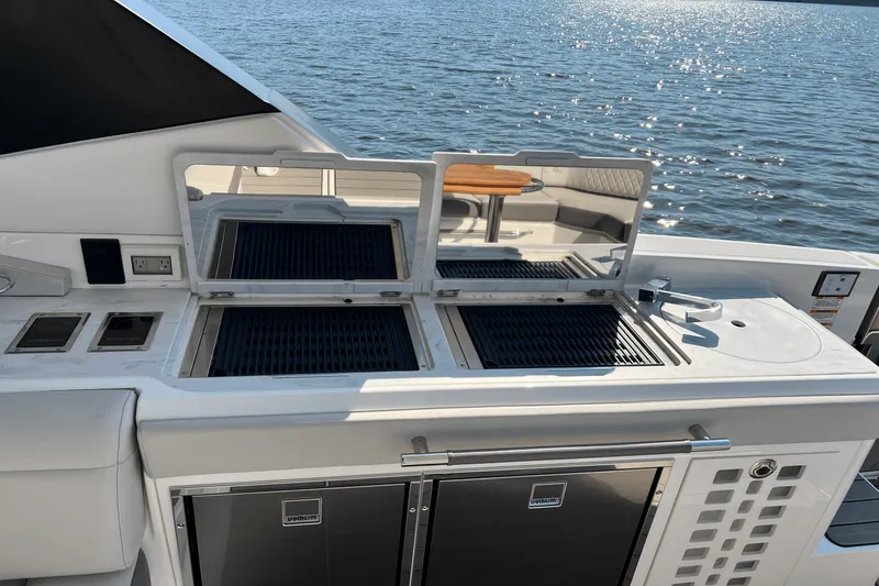 Slide: The Image of Sea Ray 400 SLX 2024 - 27