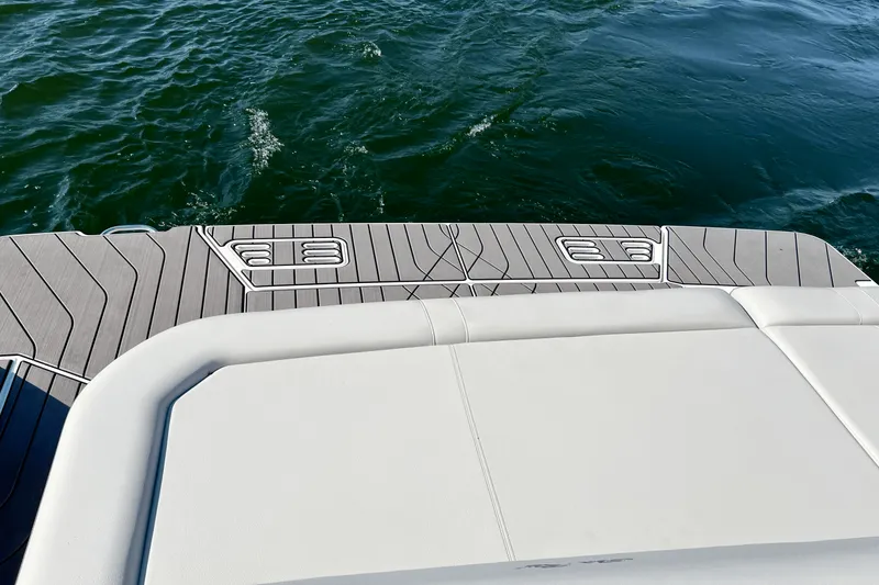 Slide: The Image of Sea Ray 400 SLX 2024 - 11