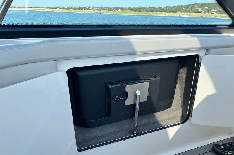 Slide: The Image of Sea Ray 400 SLX 2024 - 55