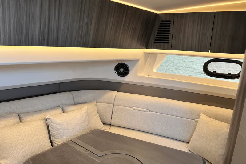 Slide: The Image of Sea Ray 400 SLX 2024 - 60
