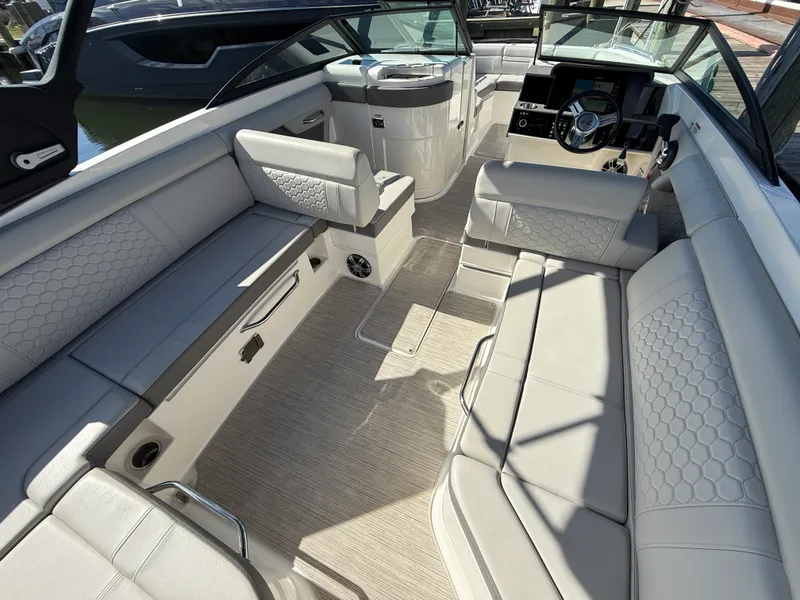 Slide: The Image of Sea Ray SDX 270 Outboard 2022 - 17