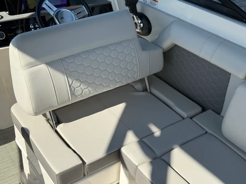 Slide: The Image of Sea Ray SDX 270 Outboard 2022 - 25