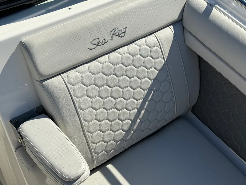 Slide: The Image of Sea Ray SDX 270 Outboard 2022 - 32