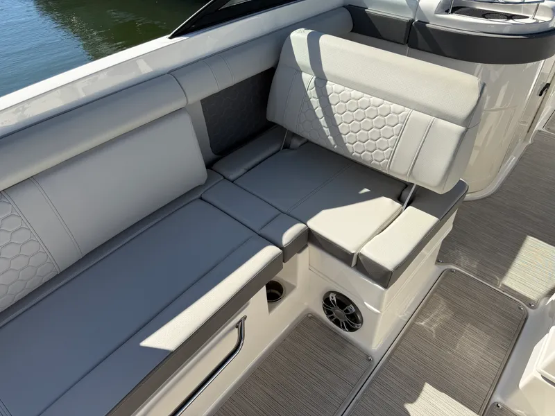 Slide: The Image of Sea Ray SDX 270 Outboard 2022 - 33