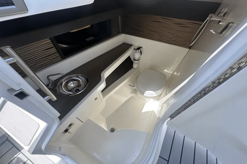 Slide: The Image of Sea Ray 310 SLX OUTBOARD 2022 - 19