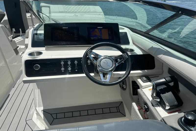 Slide: The Image of Sea Ray 310 SLX OUTBOARD 2022 - 6