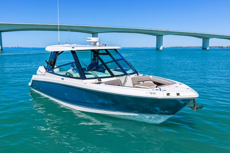 Slide: The Image of Boston Whaler 330 Vantage 2026 - 10