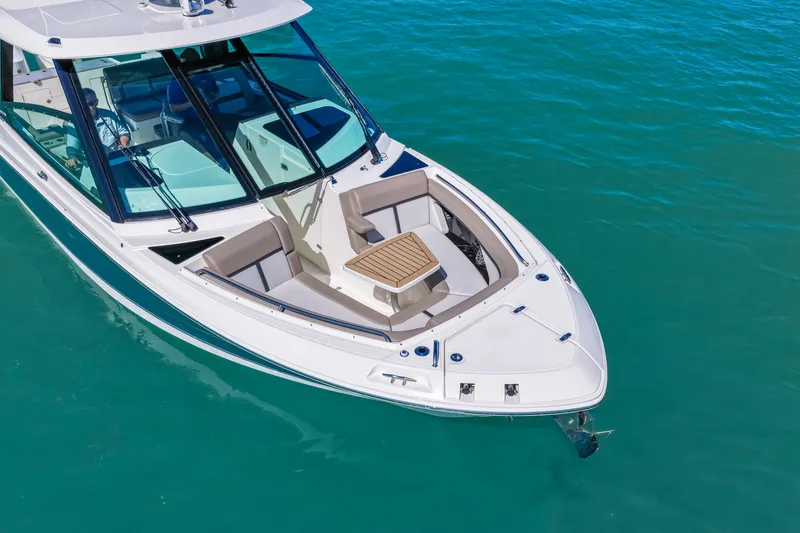 Slide: The Image of Boston Whaler 330 Vantage 2026 - 12