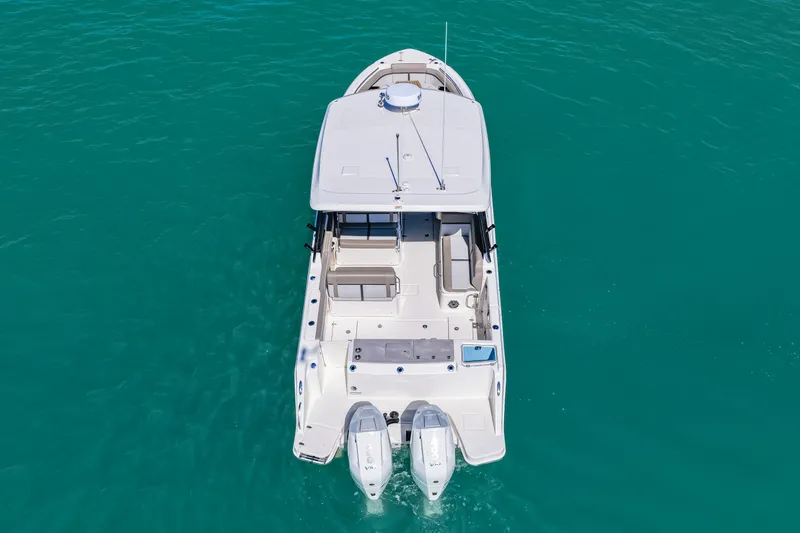 Slide: The Image of Boston Whaler 330 Vantage 2026 - 14