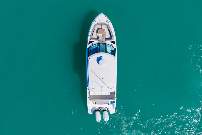Slide: The Image of Boston Whaler 330 Vantage 2026 - 15