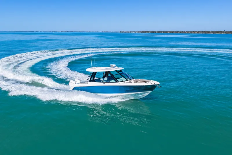 Slide: The Image of Boston Whaler 330 Vantage 2026 - 16