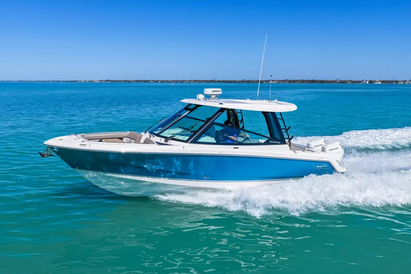 Slide: The Image of Boston Whaler 330 Vantage 2026 - 17