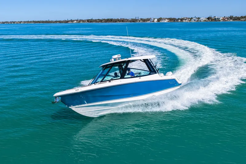 Slide: The Image of Boston Whaler 330 Vantage 2026 - 18
