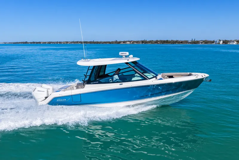 Slide: The Image of Boston Whaler 330 Vantage 2026 - 19