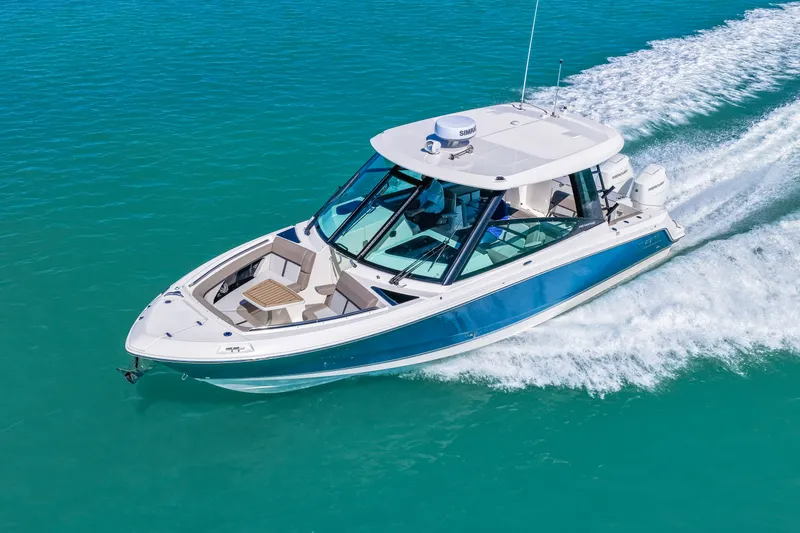 Slide: The Image of Boston Whaler 330 Vantage 2026 - 21