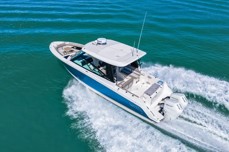 Slide: The Image of Boston Whaler 330 Vantage 2026 - 22