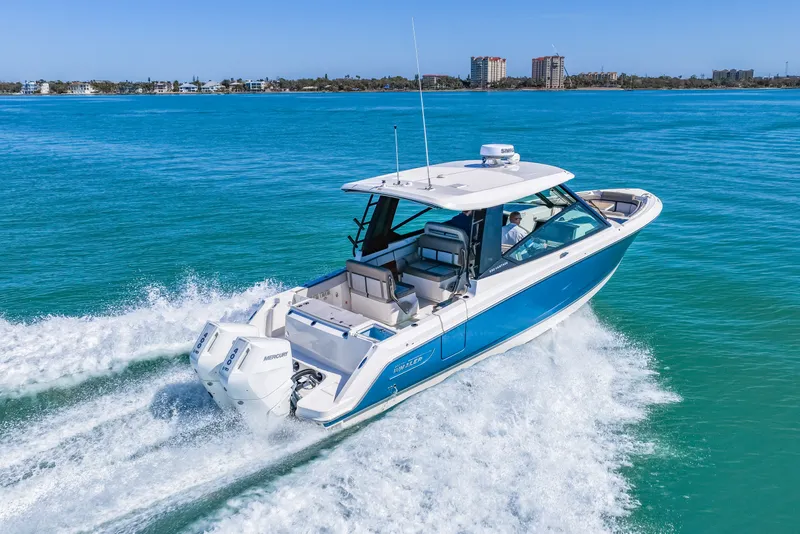 Slide: The Image of Boston Whaler 330 Vantage 2026 - 23