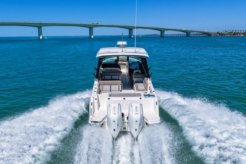 Slide: The Image of Boston Whaler 330 Vantage 2026 - 25