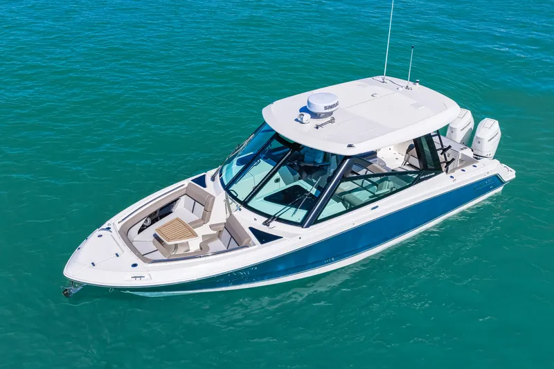 Slide: The Image of Boston Whaler 330 Vantage 2026 - 3