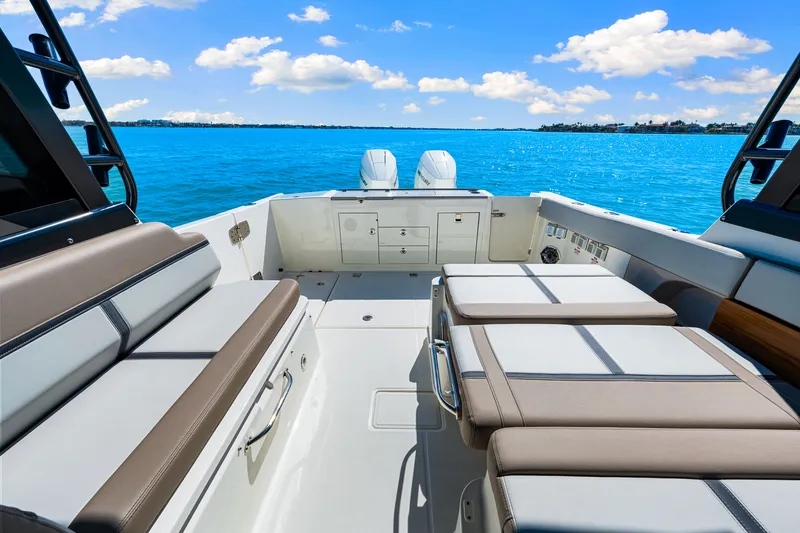 Slide: The Image of Boston Whaler 330 Vantage 2026 - 30