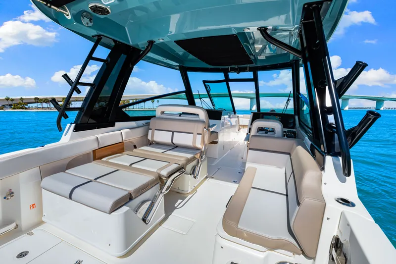 Slide: The Image of Boston Whaler 330 Vantage 2026 - 32