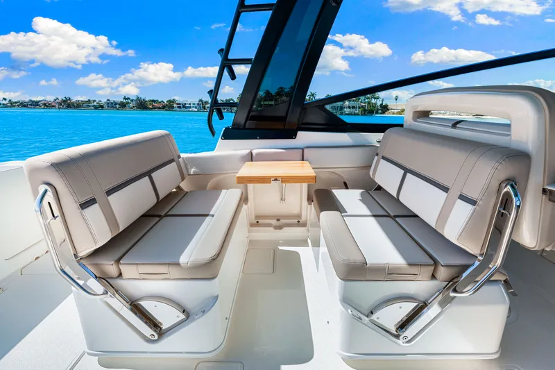 Slide: The Image of Boston Whaler 330 Vantage 2026 - 33