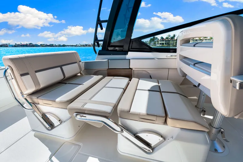 Slide: The Image of Boston Whaler 330 Vantage 2026 - 34