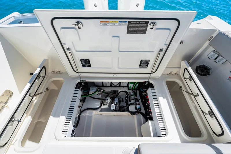 Slide: The Image of Boston Whaler 330 Vantage 2026 - 36