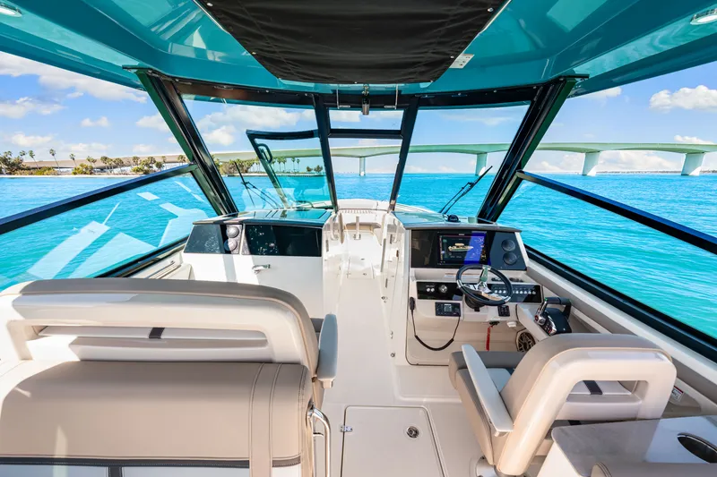 Slide: The Image of Boston Whaler 330 Vantage 2026 - 37