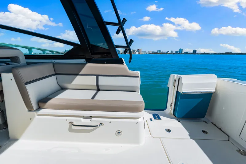 Slide: The Image of Boston Whaler 330 Vantage 2026 - 38