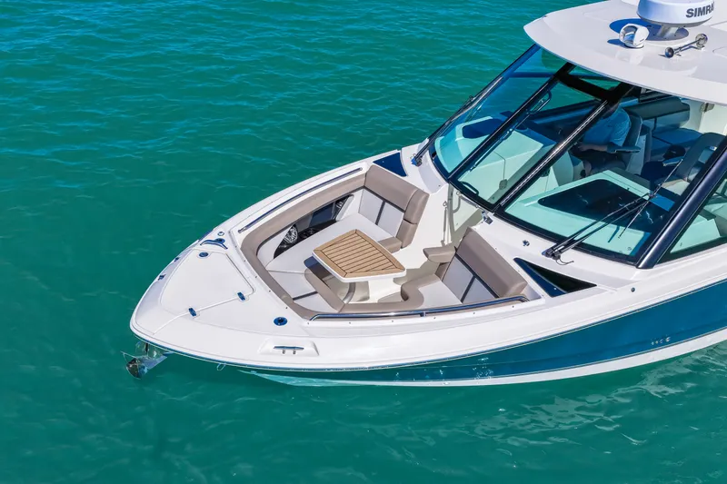 Slide: The Image of Boston Whaler 330 Vantage 2026 - 4