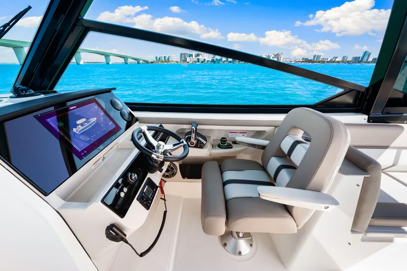 Slide: The Image of Boston Whaler 330 Vantage 2026 - 43
