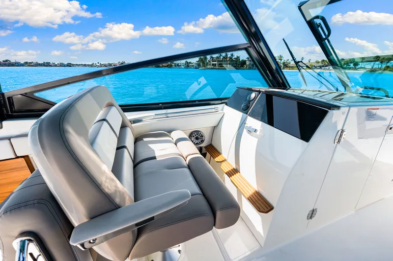 Slide: The Image of Boston Whaler 330 Vantage 2026 - 45
