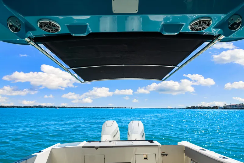 Slide: The Image of Boston Whaler 330 Vantage 2026 - 46