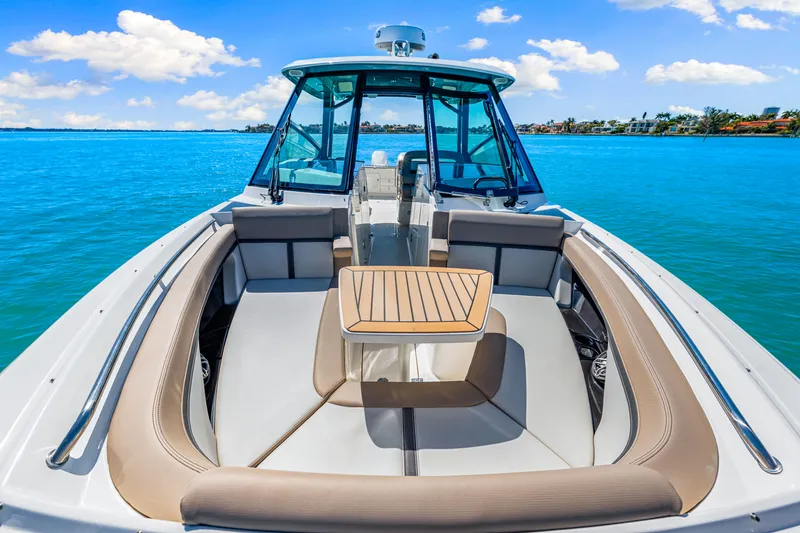 Slide: The Image of Boston Whaler 330 Vantage 2026 - 49