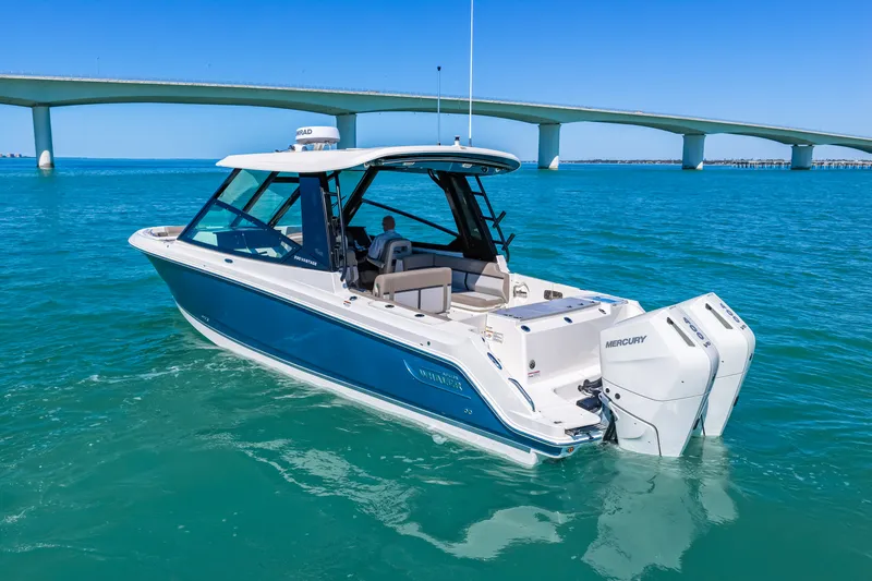 Slide: The Image of Boston Whaler 330 Vantage 2026 - 6