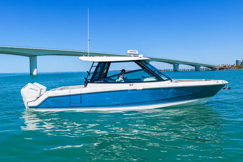 Slide: The Image of Boston Whaler 330 Vantage 2026 - 8