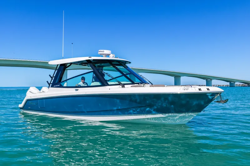 Slide: The Image of Boston Whaler 330 Vantage 2026 - 9