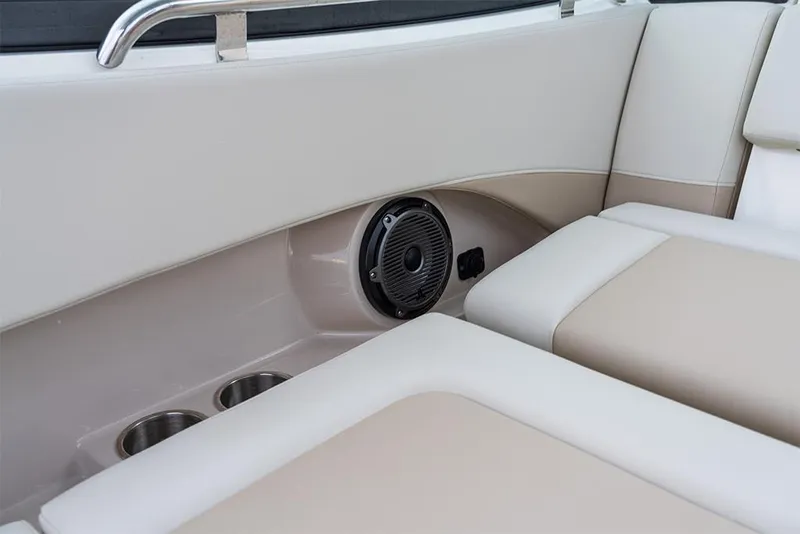 Slide: The Image of Boston Whaler 240 Vantage 2026 - 85