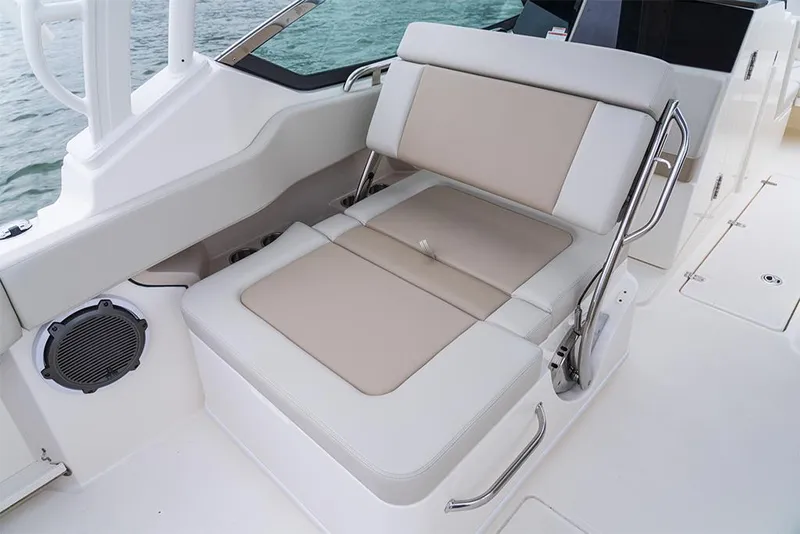 Slide: The Image of Boston Whaler 240 Vantage 2026 - 87