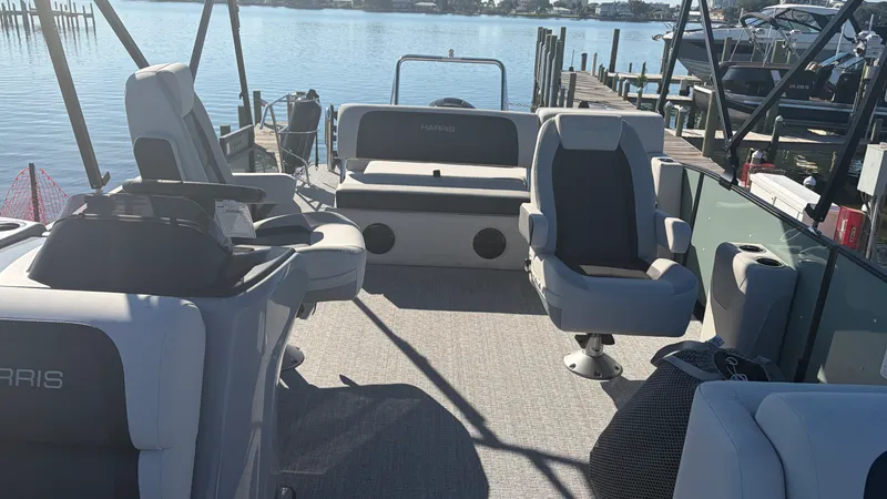 Slide: The Image of Harris Cruiser 230 2026 - 13