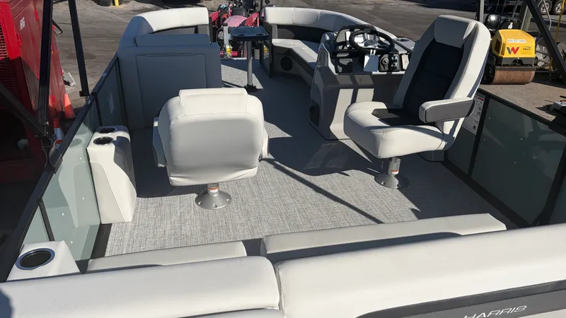 Slide: The Image of Harris Cruiser 230 2026 - 19